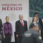 Desde la izquierda el secretario de la Defensa, Luis Cresencio Sandoval; la presidenta electa, Claudia Sheinbaum; el presidente de México, Andrés Manuel López Obrador; su esposa Beatriz Gutiérrez Müller y el secretario de Marina, José Rafael Ojeda Durán, participan en la ceremonia-desfile, por el 214 aniversario del inicio de la Independencia de México este lunes, en la plancha del Zócalo, en la Ciudad de México (México). EFE/ Isaac Esquivel