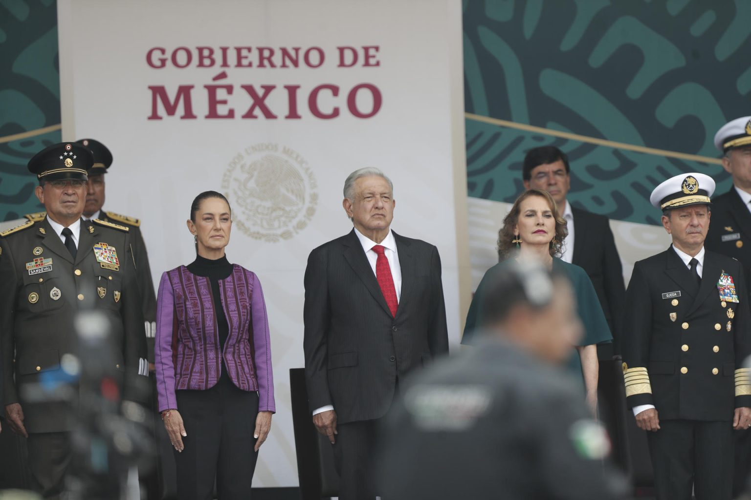 Desde la izquierda el secretario de la Defensa, Luis Cresencio Sandoval; la presidenta electa, Claudia Sheinbaum; el presidente de México, Andrés Manuel López Obrador; su esposa Beatriz Gutiérrez Müller y el secretario de Marina, José Rafael Ojeda Durán, participan en la ceremonia-desfile, por el 214 aniversario del inicio de la Independencia de México este lunes, en la plancha del Zócalo, en la Ciudad de México (México). EFE/ Isaac Esquivel