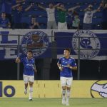 Kaio Jorge (i) de Cruzeiro celebra un gol en un partido de ida de cuartos de final de la Copa Sudamericana. EFE/ Juan Pablo Pino