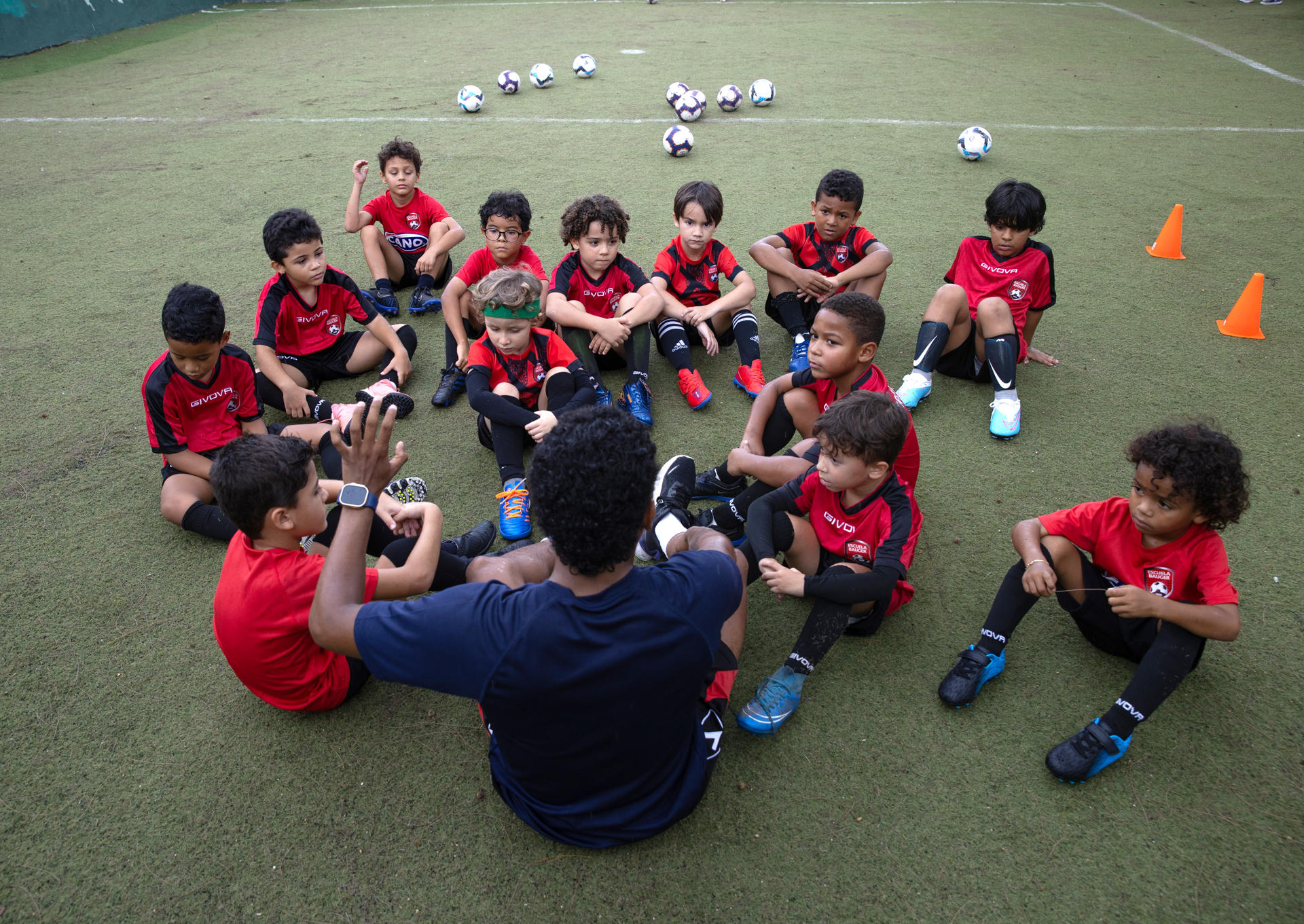 Niños reciben una chala técnica en una escuela de fútbol, el 10 de septiembre de 2024 en Santo Domingo. EFE/Orlando Barría
