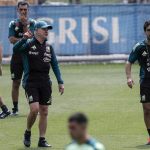 El entrenador de la selección mexicana de fútbol Javier Aguirre (c-i) dirige un entrenamiento en el Centro de Alto Rendimiento en Ciudad de México (México). EFE/ Isaac Esquivel