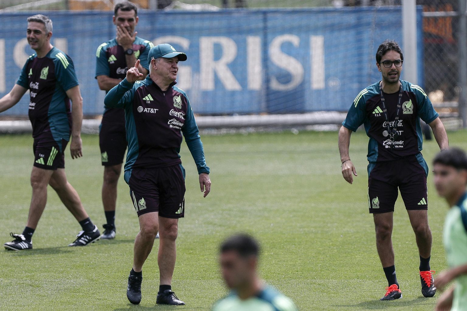 El entrenador de la selección mexicana de fútbol Javier Aguirre (c-i) dirige un entrenamiento en el Centro de Alto Rendimiento en Ciudad de México (México). EFE/ Isaac Esquivel