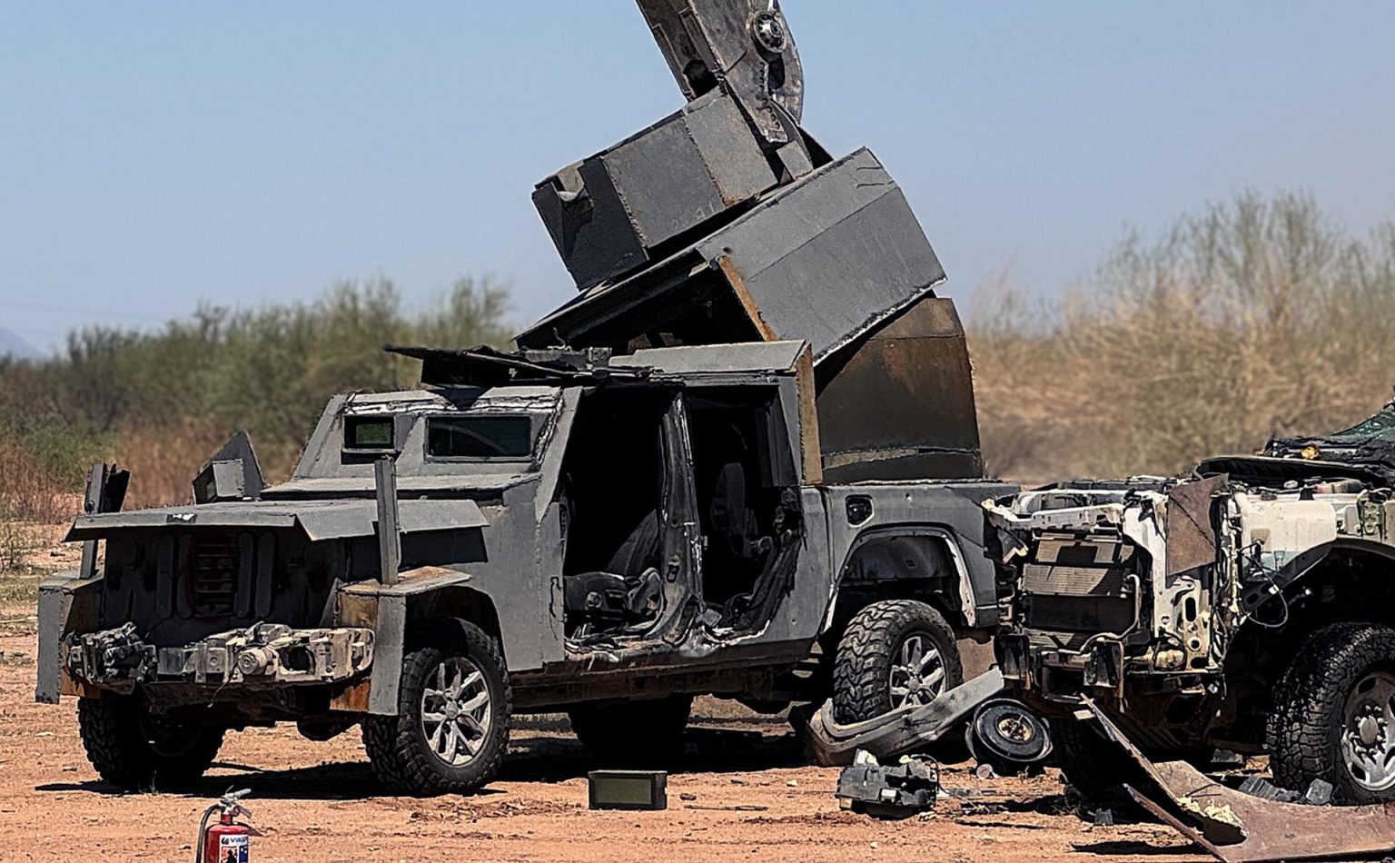 Vehículos con blindaje artesanal, decomisados por la Fiscalía General de la República (FGR), son destruidos el 13 de septiembre de 2024, en la ciudad de Hermosillo en Sonora (México). EFE/Daniel Sánchez