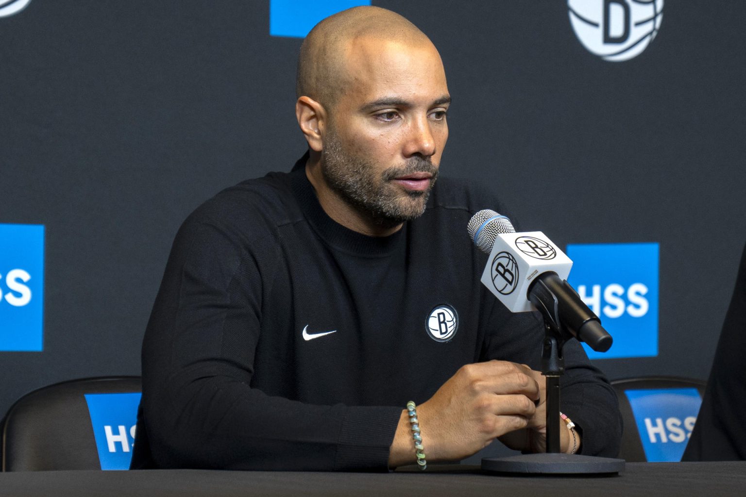 El entrenador de baloncesto Jordi Fernández habla durante una rueda de prensa en Nueva York (EE.UU.). EFE/Ángel Colmenares