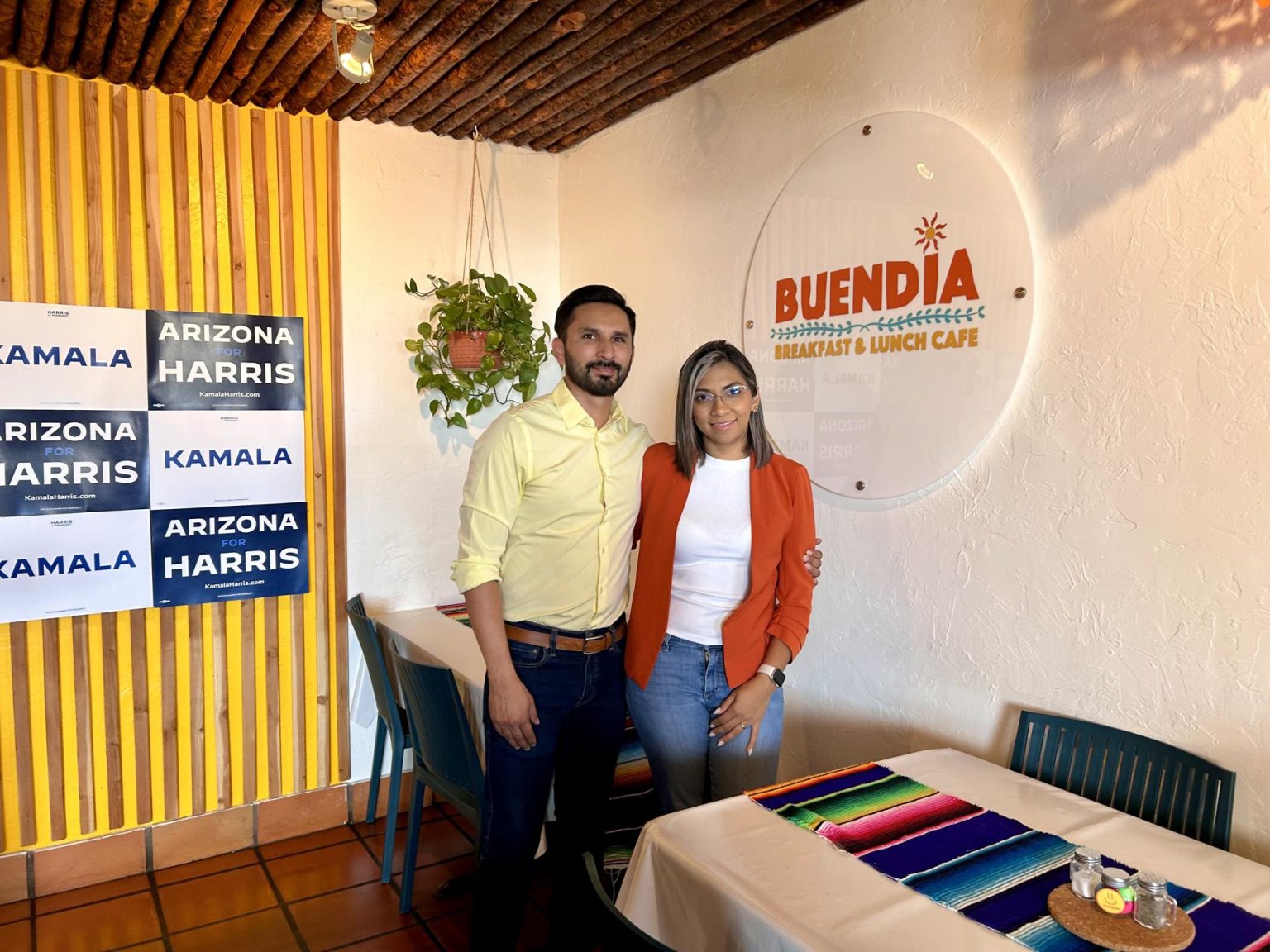 Los dueños de Buendía Breakfast & Lunch Café, Julio García, y su esposa Jael posan para EFE durante una entrevista realizada el jueves 5 de septiembre en su local en Tucson, Arizona. EFE/María León