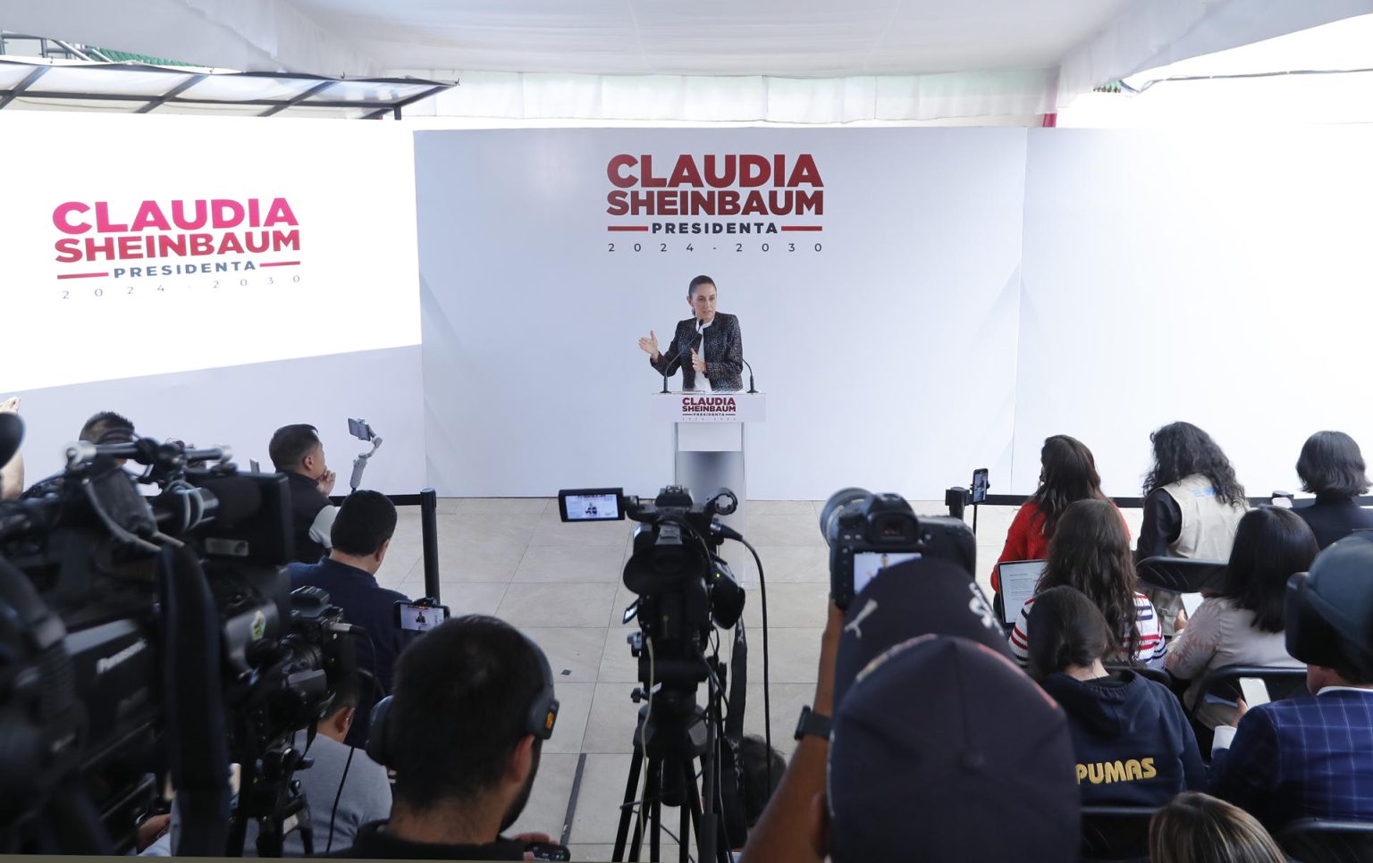 La presidenta electa de México, Claudia Sheinbaum, habla durante una conferencia desde su casa de transición este martes, en la Ciudad de México (México). EFE/ Mario Guzmán