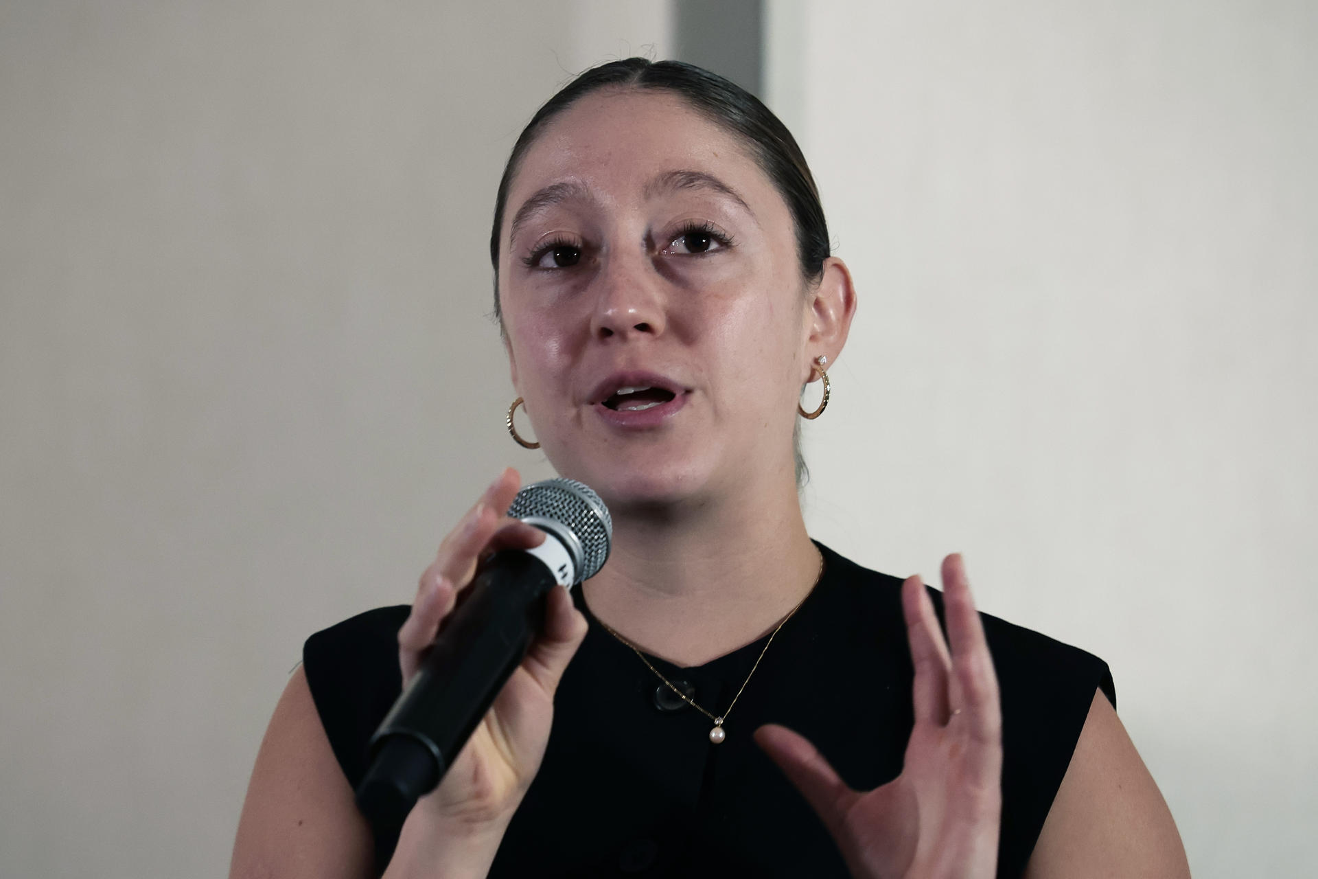 Fotografía de la directora de proyectos de HDF LATAM, Ana Sofía Esquivel, durante el panel "Proyectos avanzados de hidrógeno limpio por la colaboración entre los gobiernos estatales y los inversores internacionales" en el marco del "Foro de hidrógeno limpio Japón-México", en Ciudad de México (México). EFE/ José Méndez
