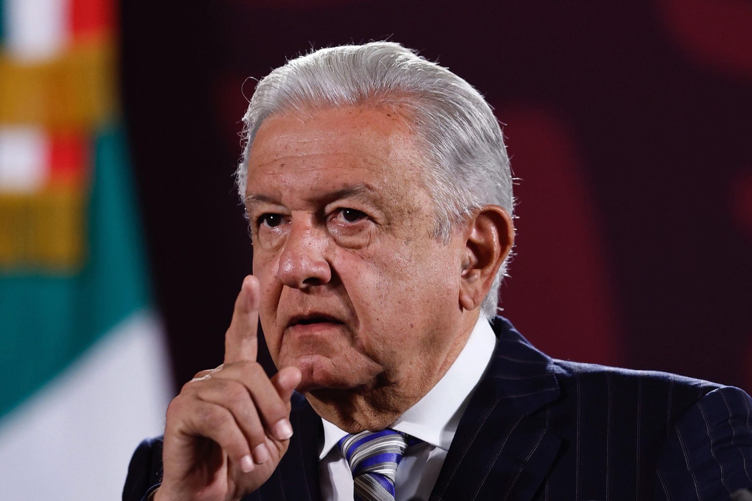 El presidente de México, Andrés Manuel López Obrador, habla durante su rueda de prensa matutina este lunes, en Palacio Nacional en Ciudad de México (México). EFE/ Sáshenka Gutiérrez