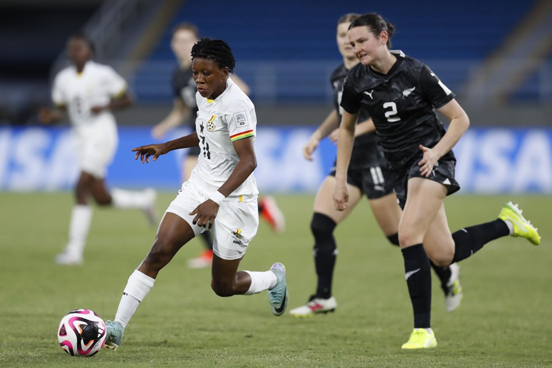 Zoe McMeeken (d) de Nueva Zelanda disputa un balón con Jennifer Dawah de Ghana en un partido del grupo E de la Copa Mundial Femenina sub-20. EFE/ Ernesto Guzmán
