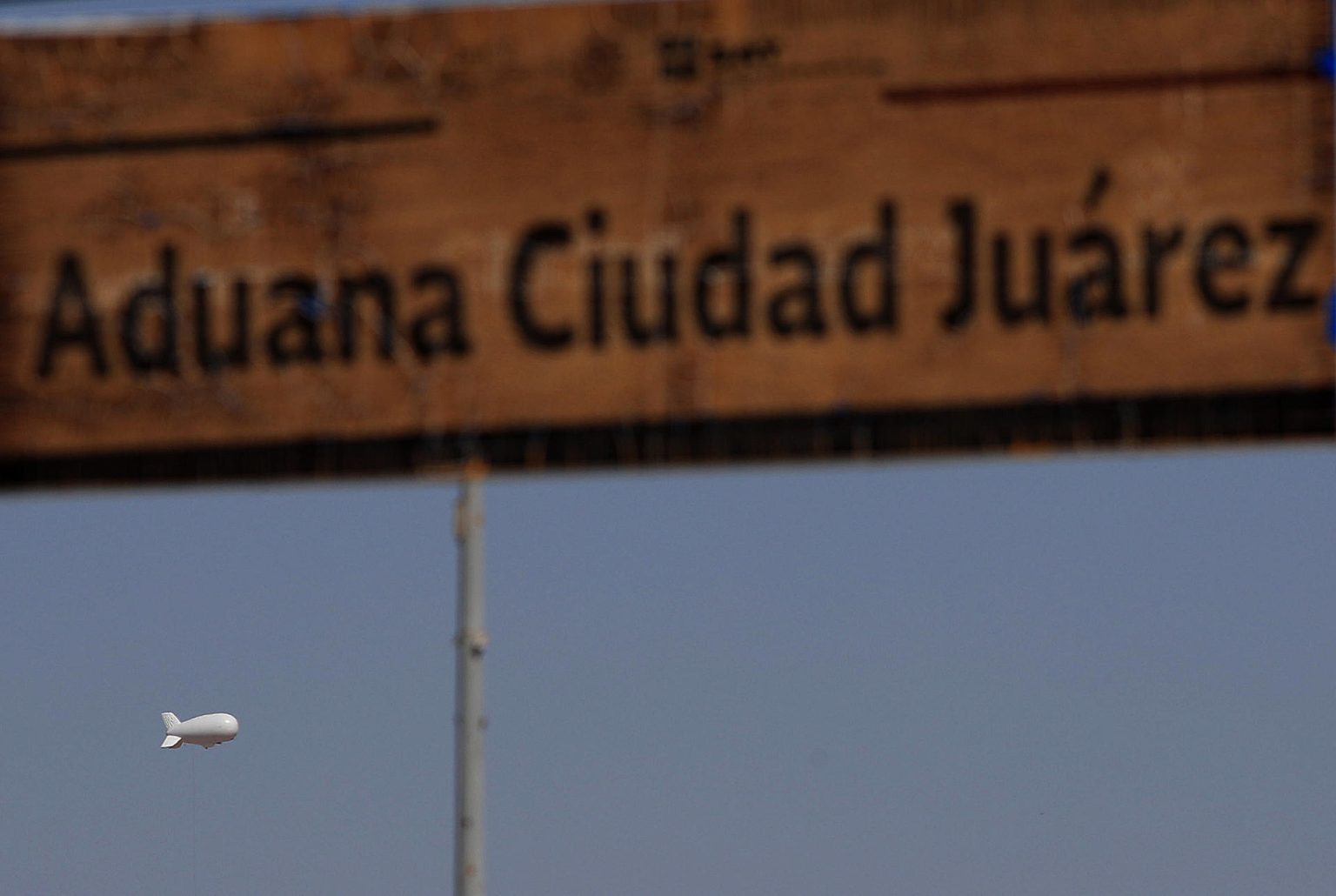 Fotografía donde se observa un globo aerostático con cámaras, en funciones de monitoreo y auxilio a migrantes el 10 de septiembre de 2024, en la frontera con Ciudad Juárez (México). EFE/Luis Torres