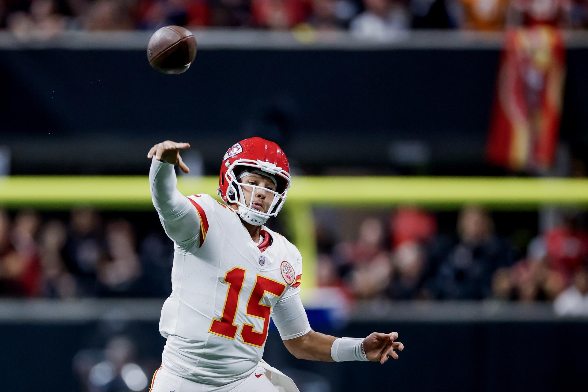 El 'quarterback' de los Chiefs, Patrick Mahomes, en acción durante el partido contra los Falcons en Atlanta. EFE/EPA/ERIK S. LESSER
