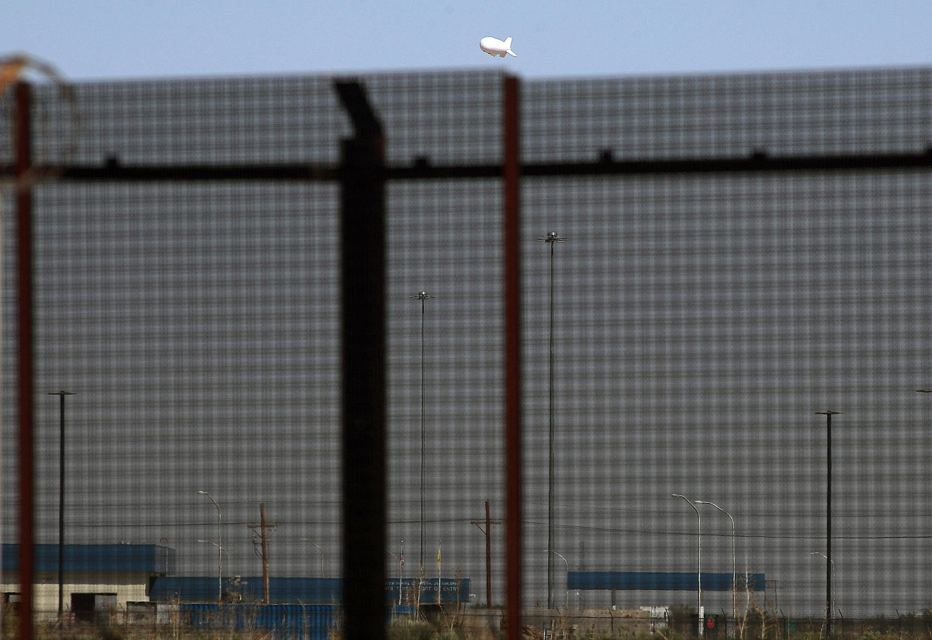 Fotografía donde se observa un globo aerostático con cámaras, en funciones de monitoreo y auxilio a migrantes el 10 de septiembre de 2024, en la frontera con Ciudad Juárez (México). EFE/Luis Torres
