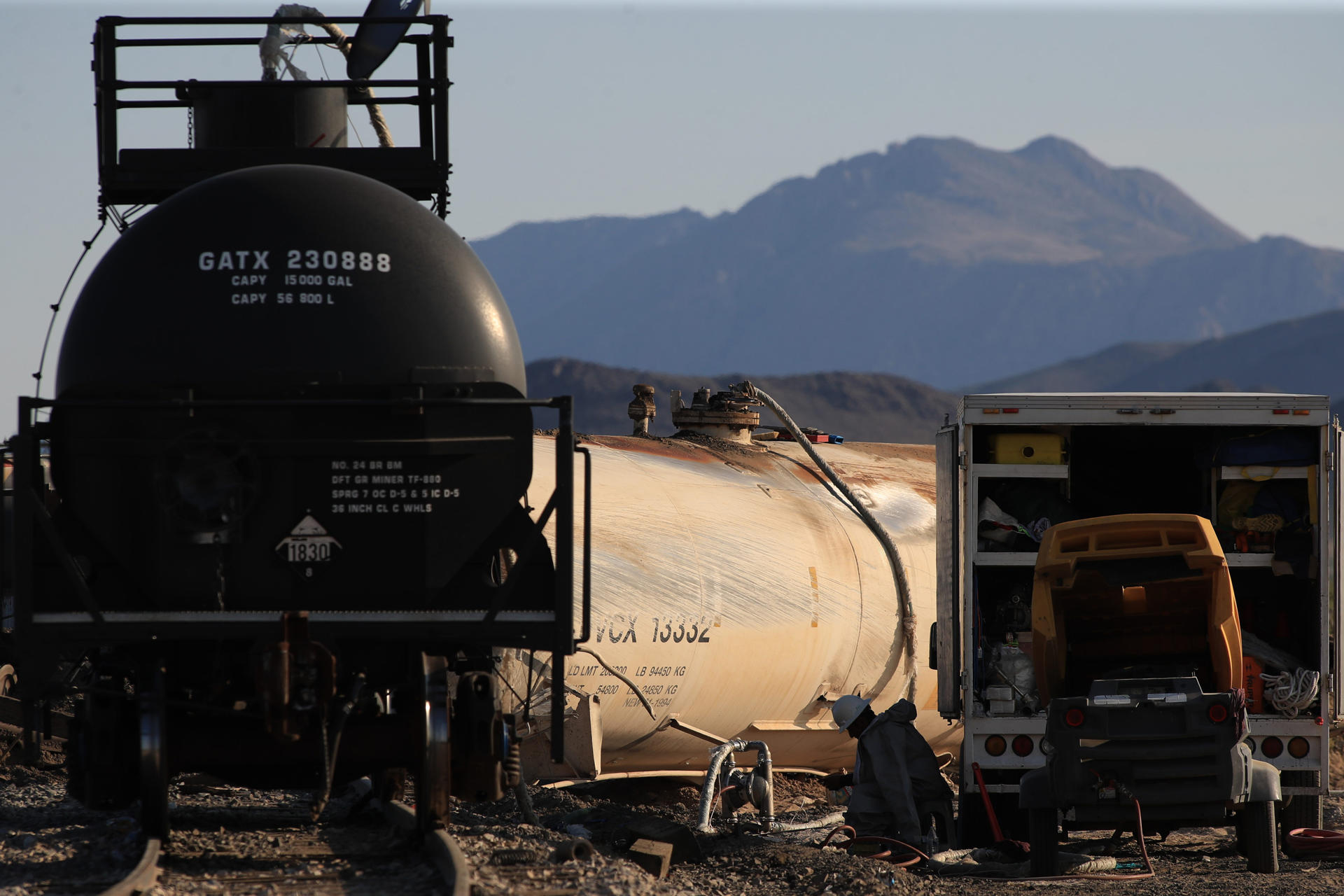 Personas trabajan este jueves en el sitio donde se descarriló un tren con ácido sulfúrico en Ciudad Juárez (México). EFE/Luis Torres
