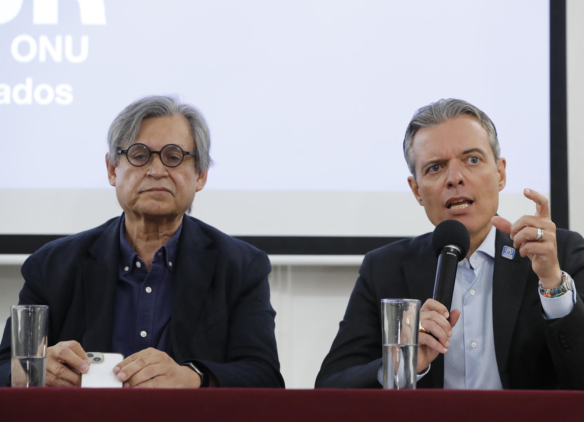 El representante de ACNUR en México, Giovanni Lepri (d), y el coordinador general de la Comisión Mexicana de Ayuda a Refugiados (COMAR), Andrés Ramírez Silva (i), participan en una rueda prensa, este lunes en Ciudad de México (México). EFE/Mario Guzmán
