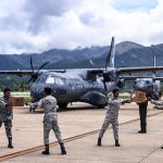 Integrantes del ejército mexicano y de la Guardia Nacional (GN), trasladan ayudas a damnificados por el paso del huracán 'John' este lunes en el balneario de Acapulco en el estado de Guerrero (México). EFE/David Guzmán