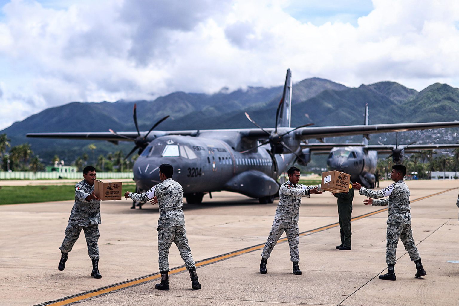 Integrantes del ejército mexicano y de la Guardia Nacional (GN), trasladan ayudas a damnificados por el paso del huracán 'John' este lunes en el balneario de Acapulco en el estado de Guerrero (México). EFE/David Guzmán