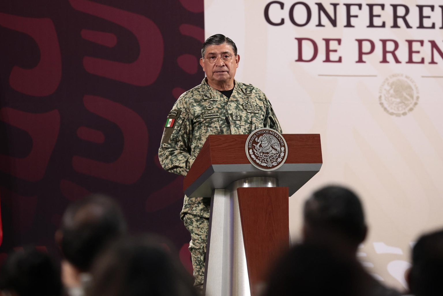 El secretario de Defensa, Luis Cresencio Sandoval, participa durante una conferencia de prensa matutina del presidente de México, Andrés Manuel López Obrador, este martes en Palacio Nacional de la Ciudad de México (México). EFE/ José Méndez