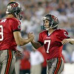 Fotografía de archivo del exjugador argentino de los Tampa Bay Buccaneers Martin Gramatica (d). EFE/TOM MIHALEK