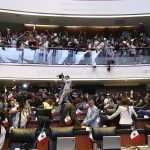 Trabajadores del poder judicial, irrumpen una sesión en contra de la reforma impulsada por el oficialismo ayer martes, en la Cámara de Senadores de Ciudad de México (México). EFE/ Madla Hartz