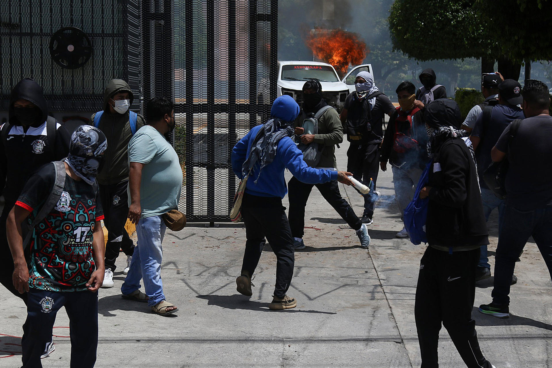 Jóvenes encapuchados incendian un carro este viernes, en Ayotzinapa (México). EFE/José Luis de la Cruz
