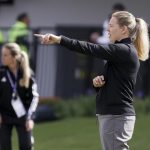 Fotografía de archivo, tomada el pasado 1 de septiembre, en la que se registró a la seleccionadora de Alemania, Kathrin Peter, durante un partido contra Venezuela por el grupo D del Mundial FIFA femenino sub-20, en el estadio de Tech, en Bogotá (Colombia). EFE/Carlos Ortega