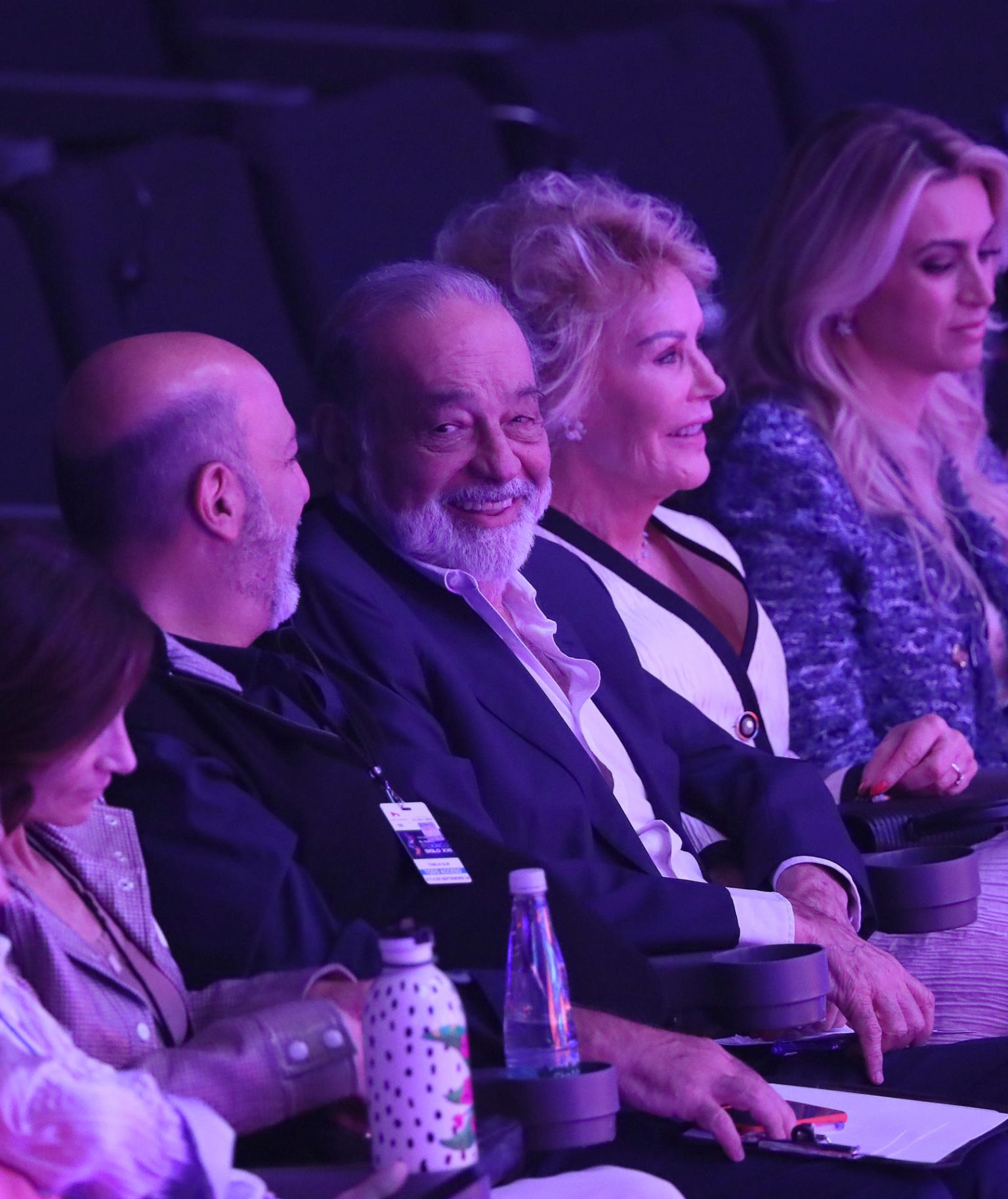 El magnate Carlos Slim (c), participa este viernes en el foro "México SIglo XXI", que se lleva a cabo en el Auditorio Nacional, en la Ciudad de México (México). EFE/Mario Guzmán