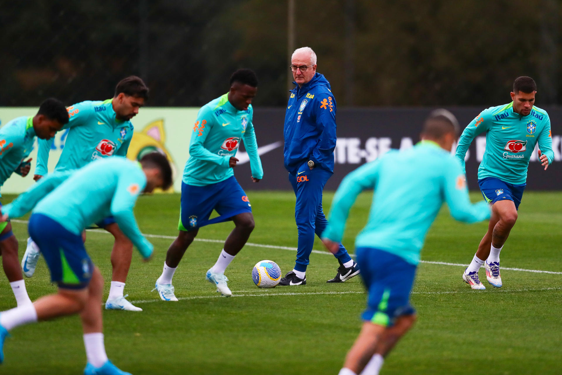 Fotografía de archivo de un entrenamiento de la selección brasileña de fútbol con el entrenador Dorival Júnior en el centro, que este martes visitarán a la de Paraguay en Asunción. EFE/ André Coelho.
