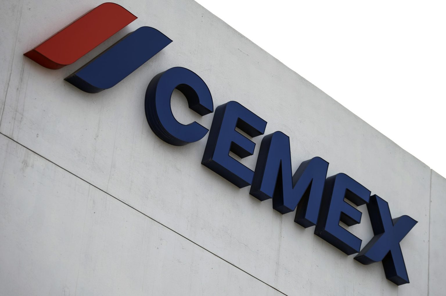 Fotografía de un logotipo de la empresa cementera Cemex, en Monterrey (México). Fotografía de archivo. EFE/Miguel Sierra