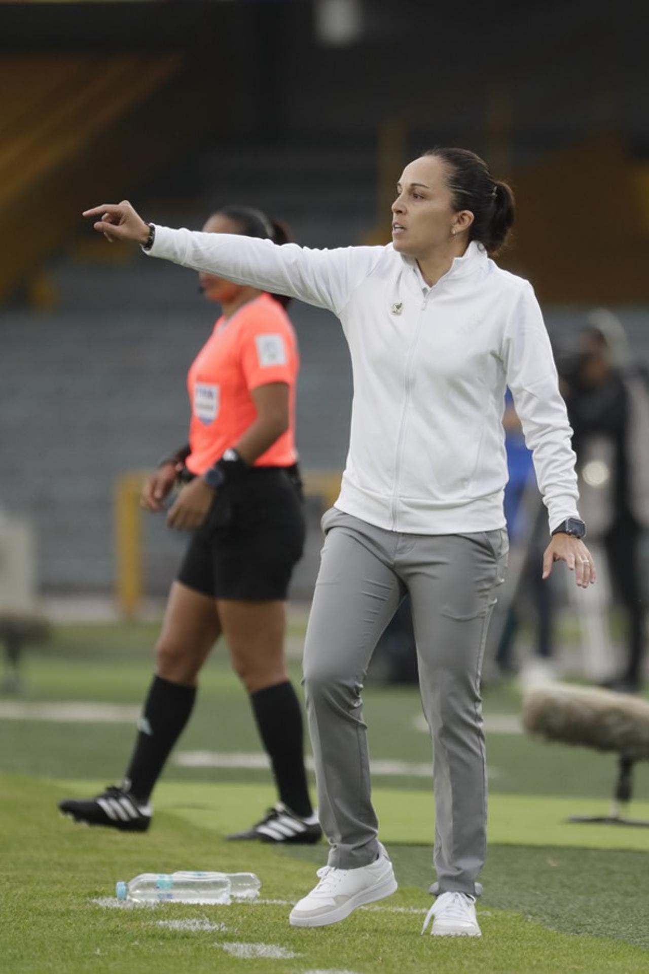 Fotografía de archivo, tomada el pasado 3 de septiembre, en la que registró a la seleccionadora de México, Ana Galindo, durante un partido contra Australia por el grupo A del Mundial FIFA sub-20, en el estadio El Campín de Bogotá (Colombia). EFE/Carlos Ortega
