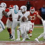 Fotografía de archivo en la que se registró a Tua Tagovailoa (c), mariscal de campo de los Miami Dolphin, durante un partido de la NFL contra los Kansas City Chiefs, en Frankfurt. (Alemania) EFE/Ronald Wittek