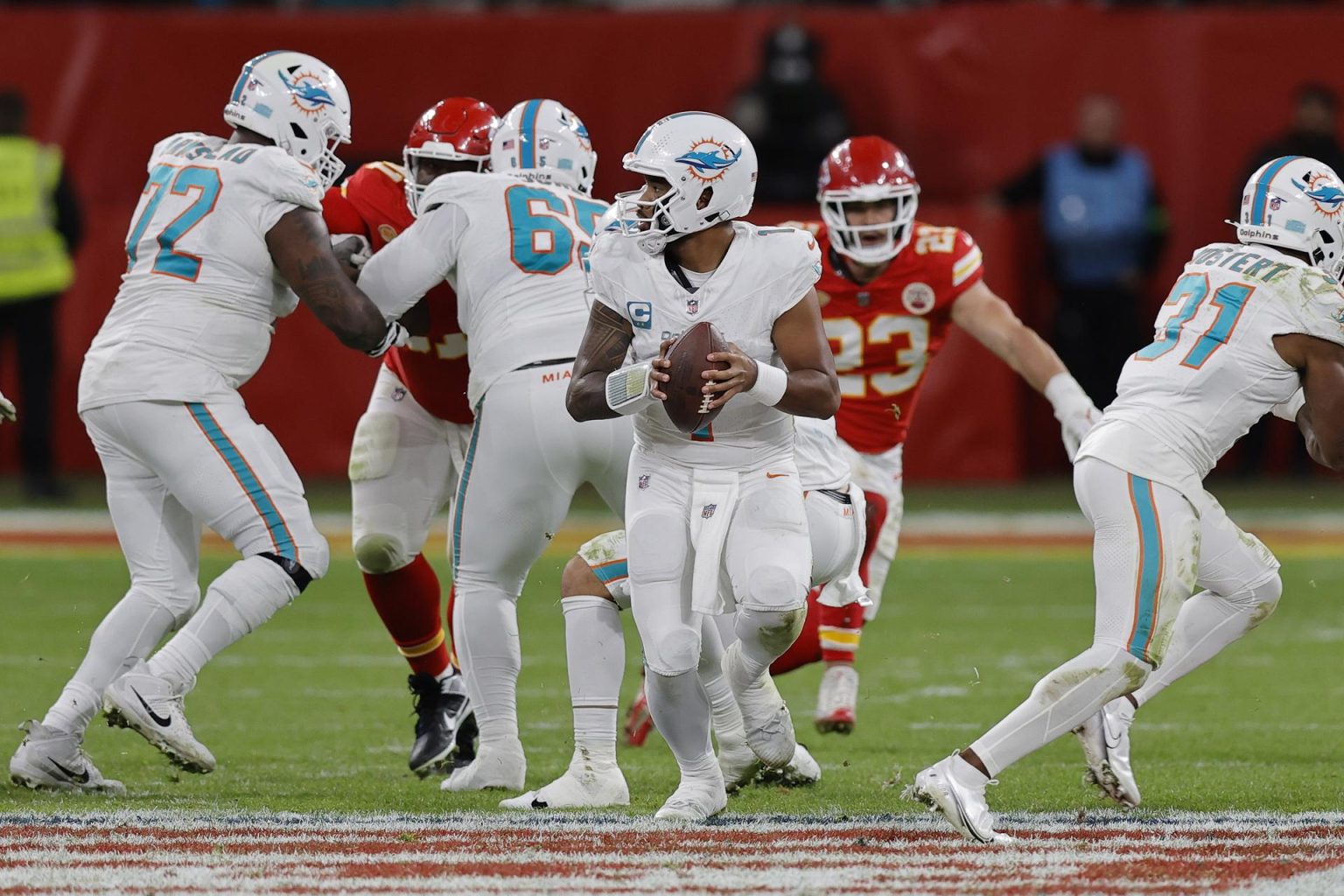 Fotografía de archivo en la que se registró a Tua Tagovailoa (c), mariscal de campo de los Miami Dolphin, durante un partido de la NFL contra los Kansas City Chiefs, en Frankfurt. (Alemania) EFE/Ronald Wittek