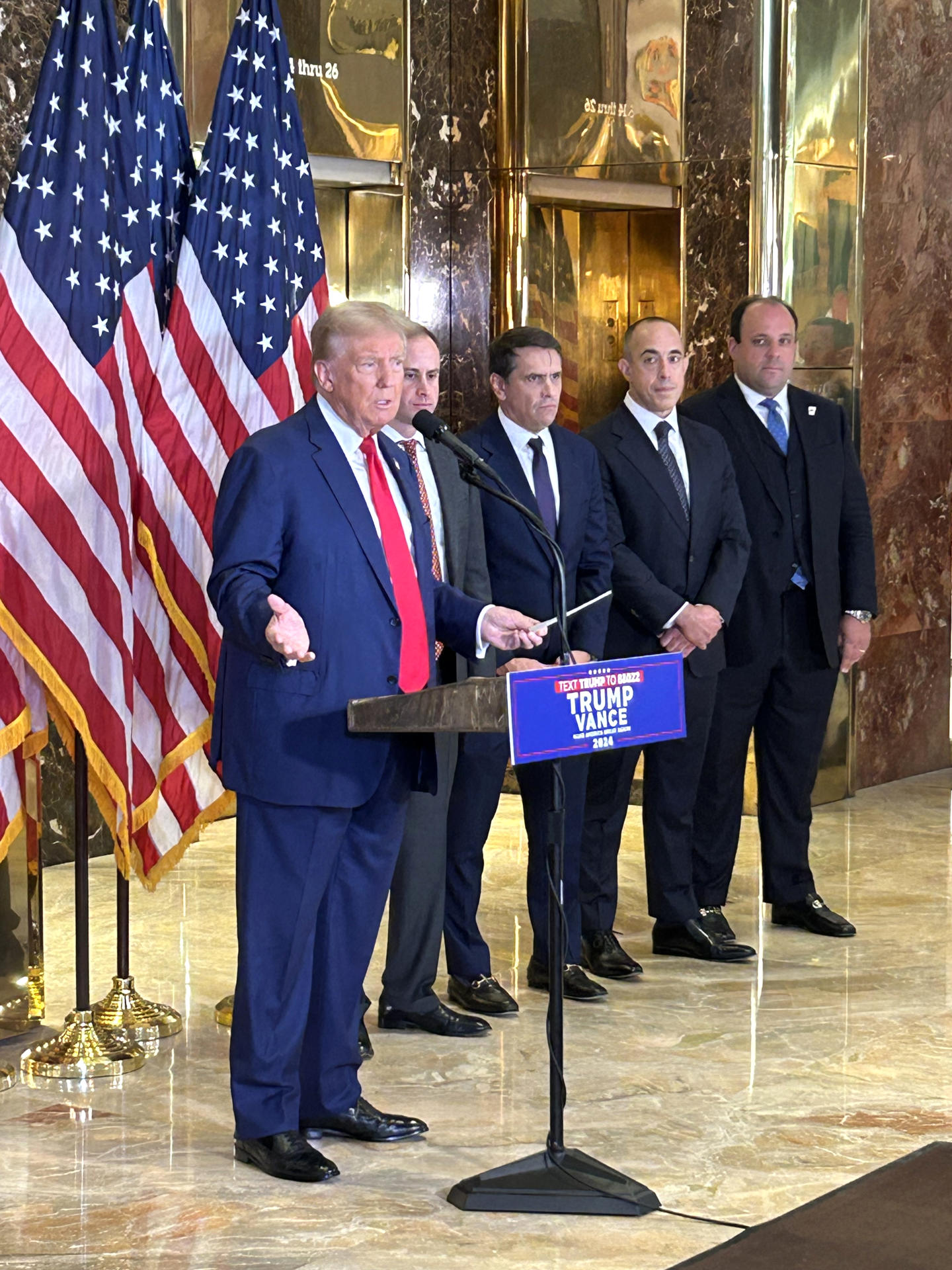 El expresidente y candidato a la presidencia, Donald Trump, habla durante una conferencia de prensa este viernes en el vestíbulo de la Torre Trump en Nueva York (EE.UU.). EFE/Javier Otazu
