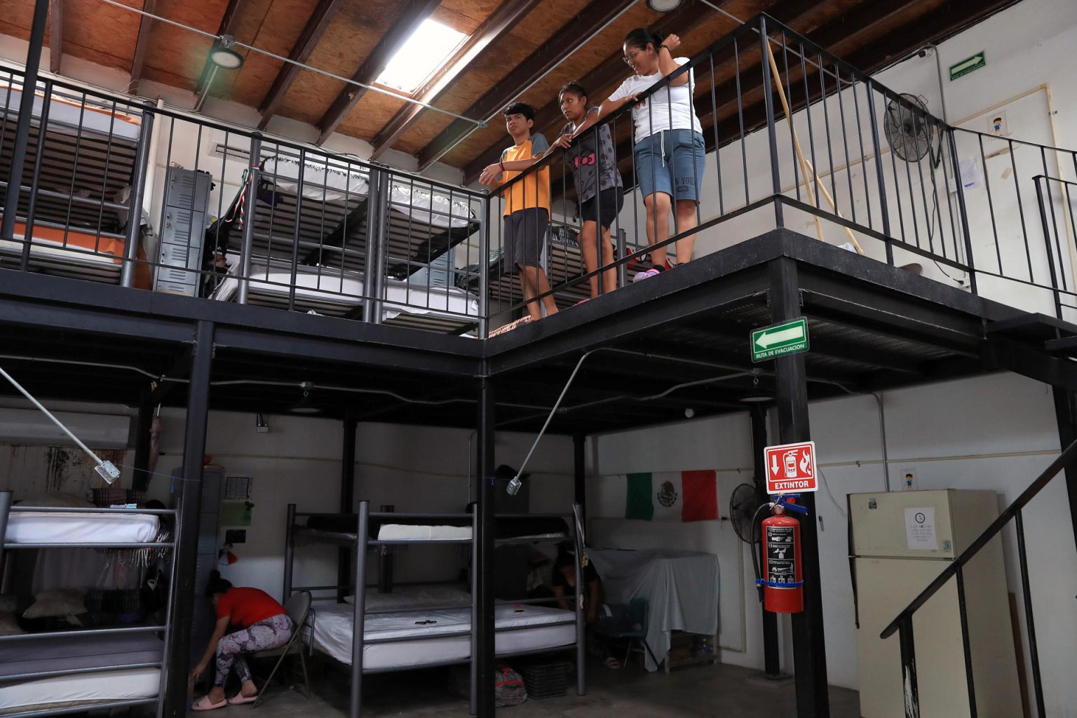 Migrantes permanecen en el albergue 'El Buen Samaritano', el 20 de septiembre de 2024, en Ciudad Juárez (México). EFE/Luis Torres