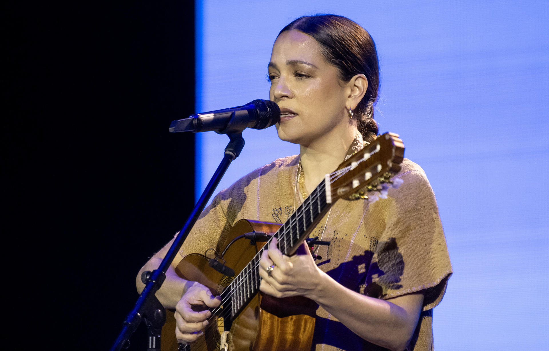 La cantante mexicana Natalia Lafourcade, durante su participación este viernes en la XIX Cumbre Mundial de Premios Nobel por La Paz, en la ciudad de Monterrey (México). EFE/ Miguel Sierra
