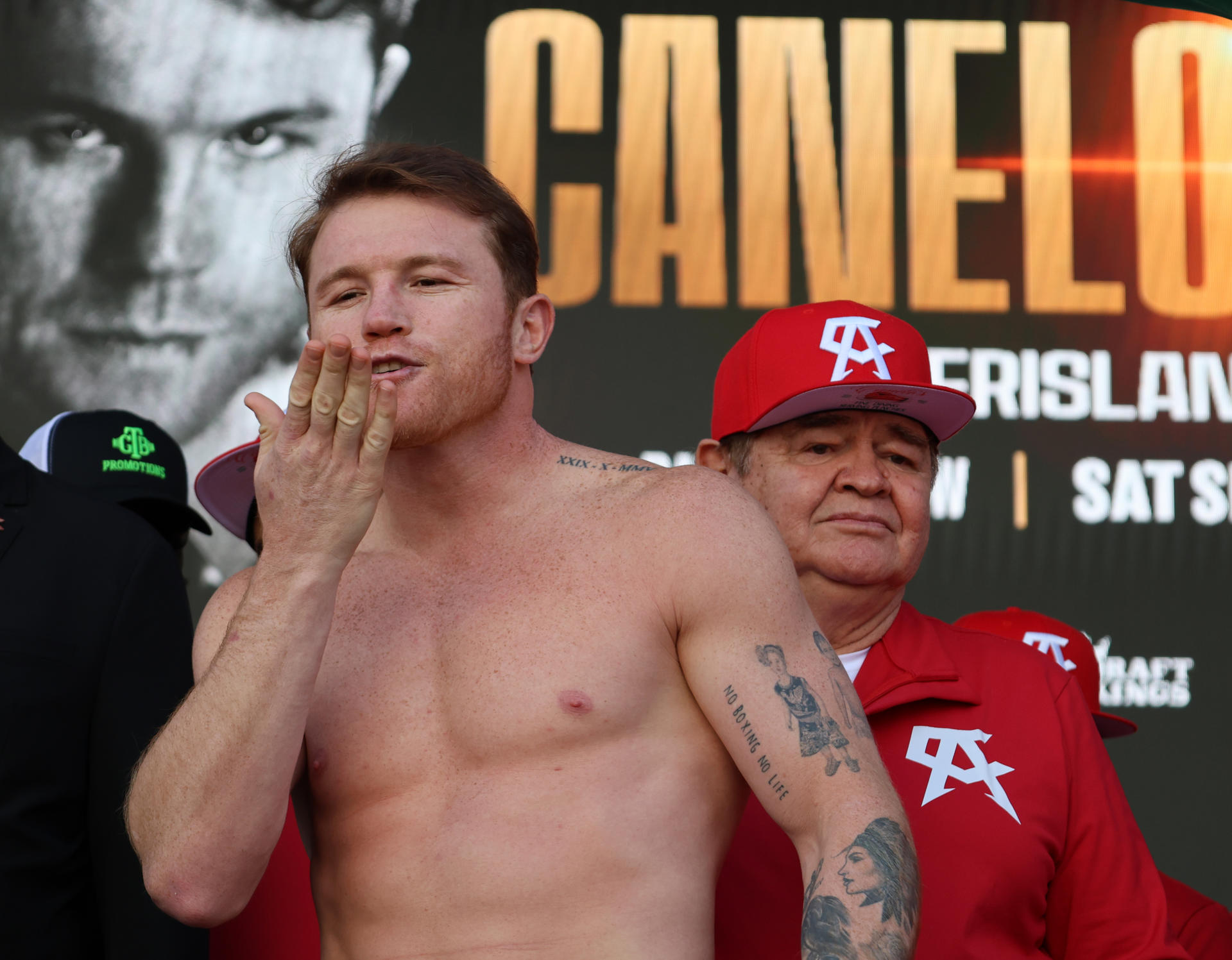 El mexicano Saúl ‘Canelo’ Álvarez manda un beso a su familia en la ceremonia de pesaje este viernes, a las afueras del T-Mobile Arena en Las Vegas, Nevada (EE. UU). EFE/ Octavio Guzmán
