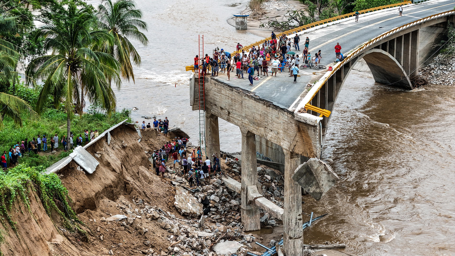 Fotografía aérea de un puente colapsado por el paso del huracán 'John', este lunes en el balneario de Acapulco en el estado de Guerrero (México). EFE/David Guzmán
