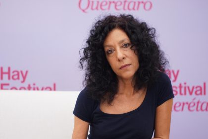 La escritora y periodista argentina Leila Guerriero, posa durante una entrevista con EFE este viernes en la ciudad de Querétaro (México). EFE/Sergio Adrián Ángeles