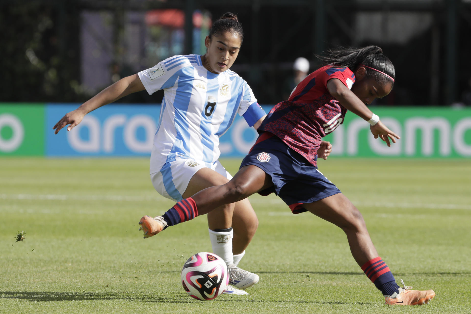 Evelyn Sofía Domínguez (i) de Argentina disputa un balón con Sheika Scott de Costa Rica este domingo, en un partido del grupo F de la Copa Mundial Femenina sub-20 . EFE/ Carlos Ortega
