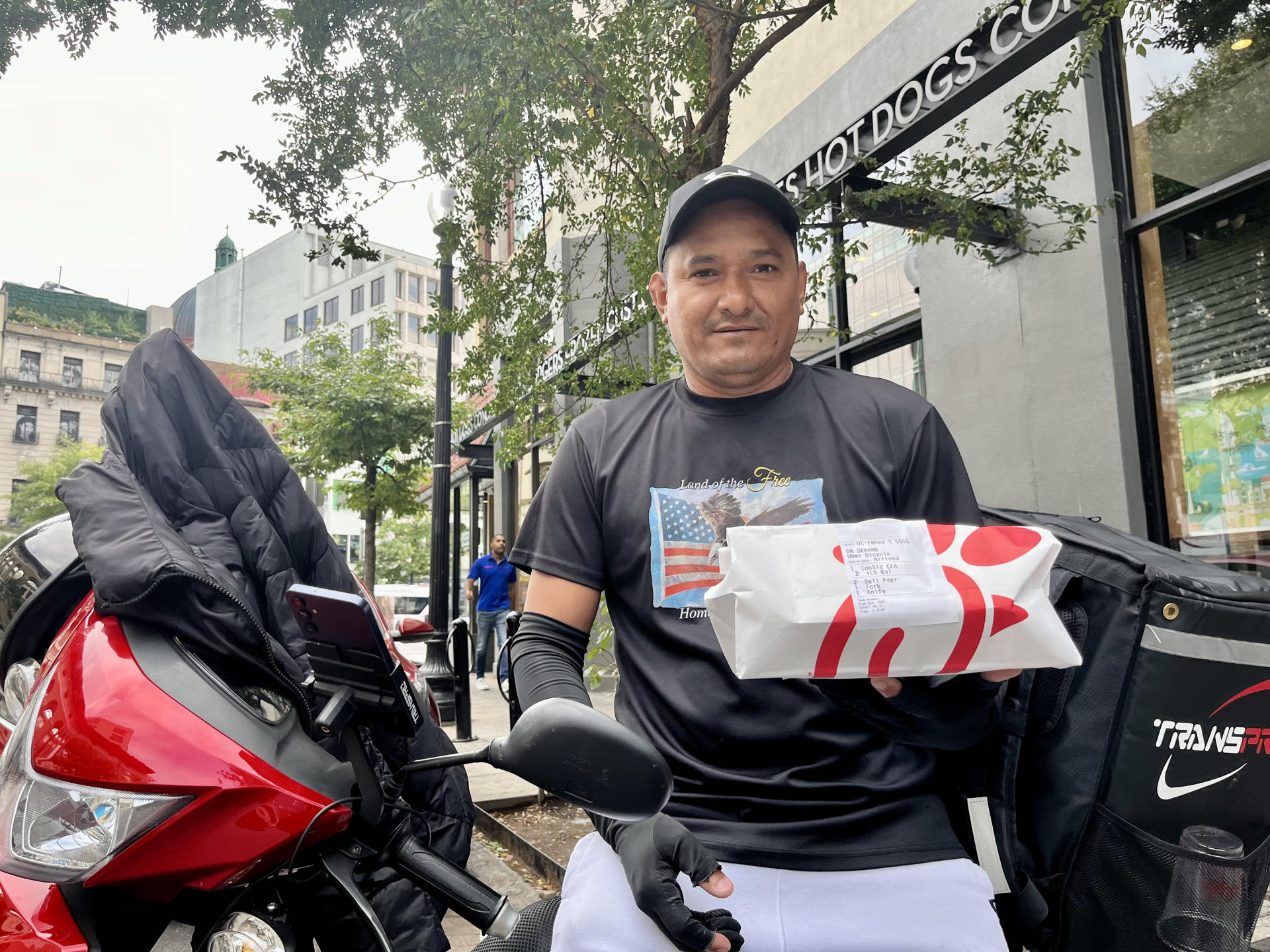 Fotografía del 19 de septiembre de 2024 del migrante venezolano José Solano durante una entrevista con EFE, en Washington (Estados Unidos). EFE/ Alejandra Arredondo
