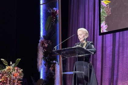 La diseñadora colombiana Carolina Herrara recibe un reconocimiento en la XXXVII edición de los premios de la Fundación Herencia Hispana este jueves, en el Kennedy Center en Washington (EE. UU). EFE/ Octavio Guzmán