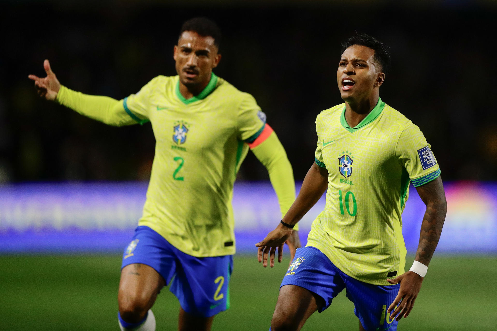 Rodrygo (d), delantero de Brasil, fue registrado este viernes, 6 de septiembre, al celebrar con varios compañeros de selección un gol que le anotó a Ecuador, durante un partido de la fecha 7 de las eliminatorias suramericanas al Mundial FIFA de 2026, en el estadio Couto Pereira de Curitiba (Brasil). EFE/Andre Coelho
