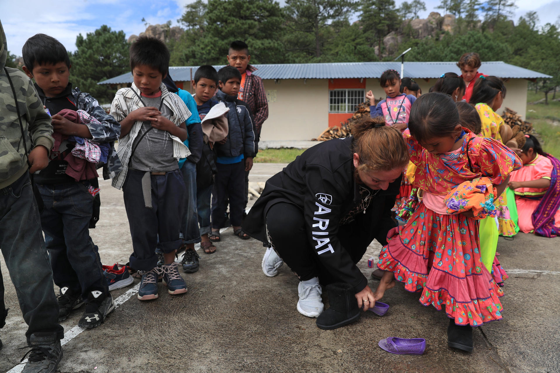 Indígenas rarámuris se reúnen para recibir obsequios, el 13 de septiembre de 2024 en la comunidad de Guachochi de la sierra Tarahumara, estado de Chihuahua (México). EFE/Luis Torres
