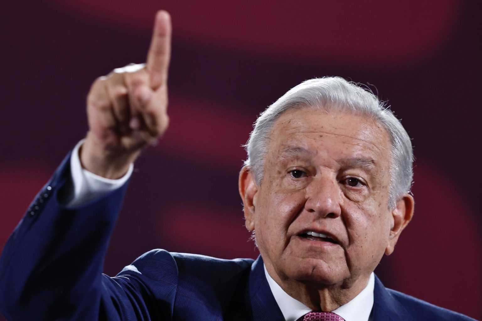 El presidente de México, Andrés Manuel López Obrador, habla durante su rueda de prensa matutina en el Palacio Nacional, este viernes en Ciudad de México (México). EFE/Sáshenka Gutiérrez