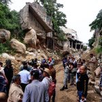 Autoridades municipales y habitantes recorren el canal del río del Camarón donde supervisan la limpieza de los canales por las lluvias del huracán 'Jhon', este lunes, en el ciudad de Acapulco (México). EFE/ David Guzmán