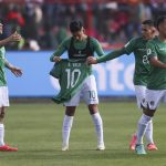 Ramiro Vaca (c), centrocampista de Bolivia, fue registrado este jueves, 5 de septiembre, al celebrar un gol que le anotó a Venezuela, durante un partido de la fecha 7 de las Eliminatorias Suramericanas al Mundial FIFA de 2026, en el estadio Municipal de El Alto (Bolivia). EFE/Luis Gandarillas