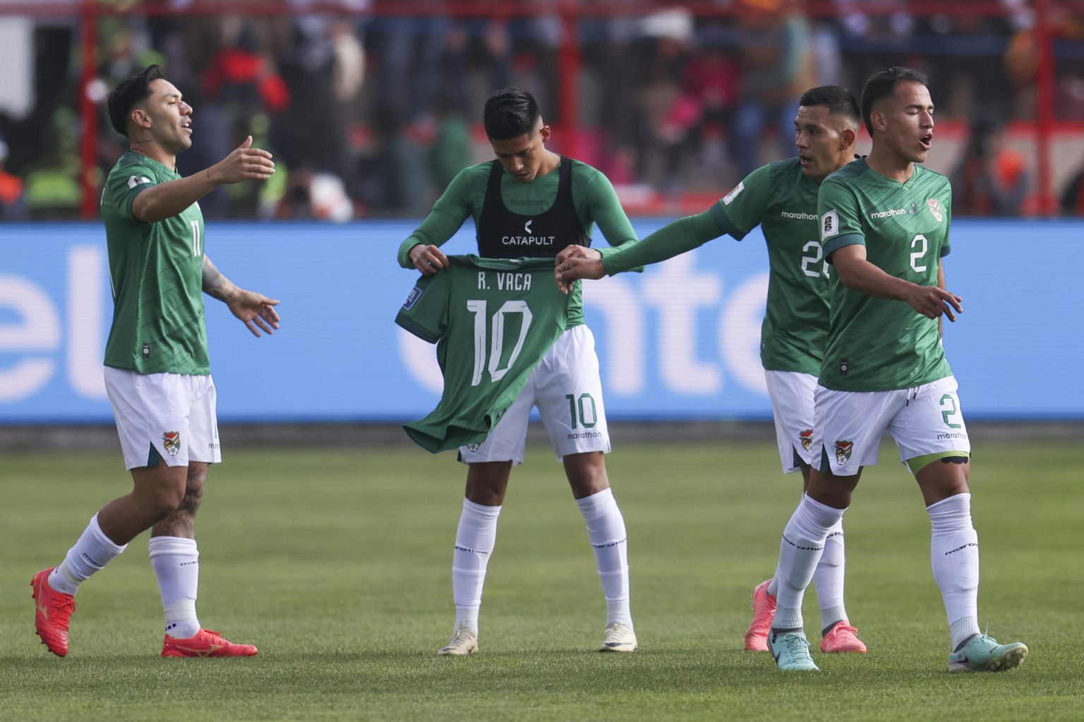 Ramiro Vaca (c), centrocampista de Bolivia, fue registrado este jueves, 5 de septiembre, al celebrar un gol que le anotó a Venezuela, durante un partido de la fecha 7 de las Eliminatorias Suramericanas al Mundial FIFA de 2026, en el estadio Municipal de El Alto (Bolivia). EFE/Luis Gandarillas