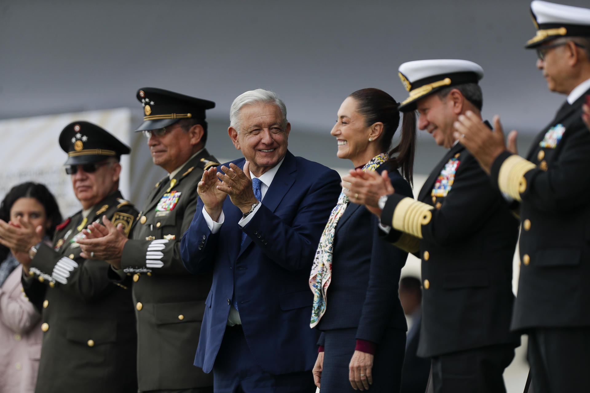 El presidente de México, Andrés Manuel López Obrador (c,i), acompañado de la presidenta electa, Claudia Sheinbaum (c,d), participan este martes durante un mensaje a las Fuerzas Armadas del país, en el Colegio Militar, de la Ciudad de México (México). EFE/ Isaac Esquivel
