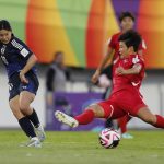 Manaka Matsukubo (i) de Japón remata este domingo, en la final de la Copa Mundial Femenina sub-20. EFE/ Vannessa Jiménez