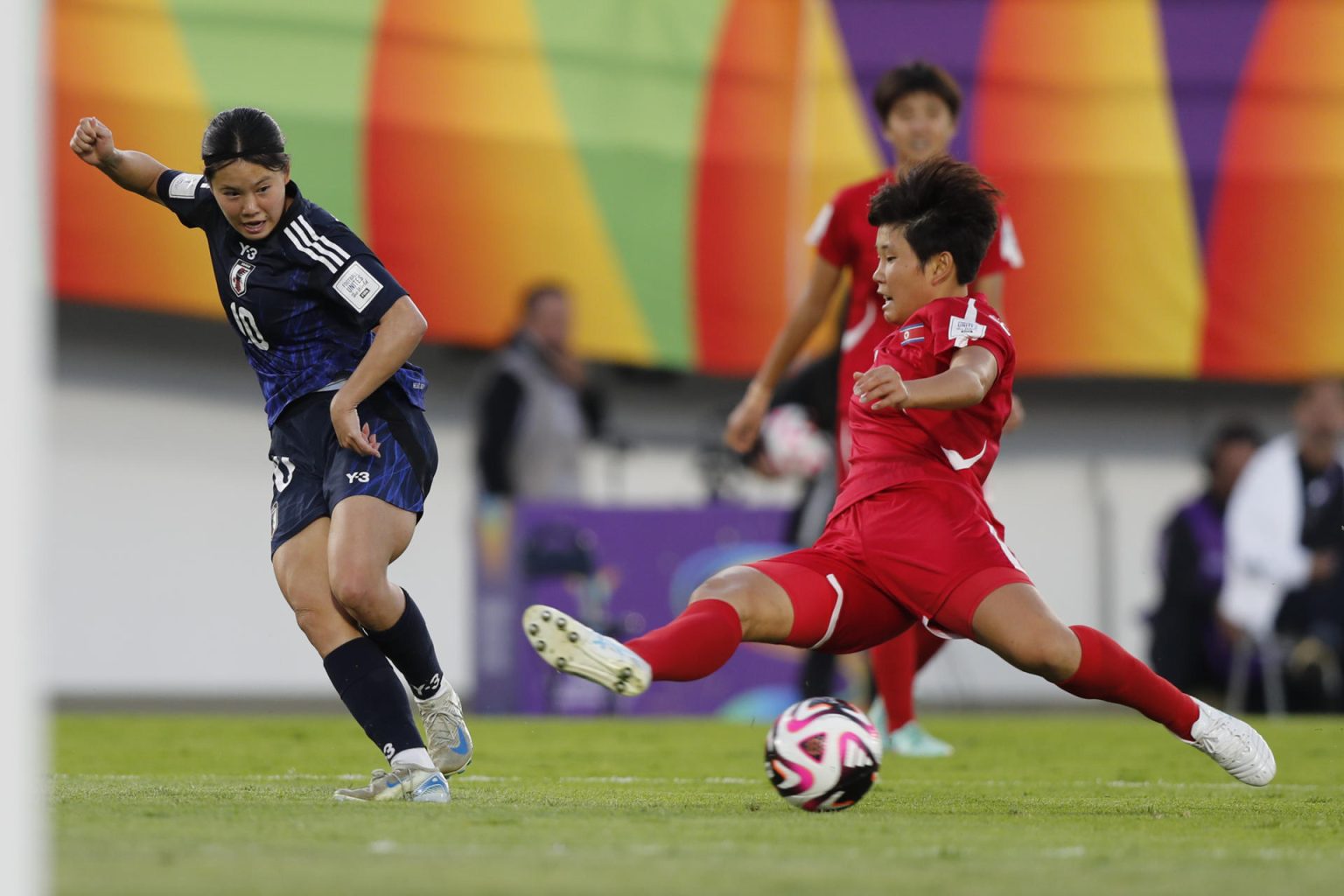 Manaka Matsukubo (i) de Japón remata este domingo, en la final de la Copa Mundial Femenina sub-20. EFE/ Vannessa Jiménez