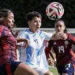 Kishi Núñez (c) de Argentina disputa un balón con Monserrat Valeria Díaz (i) de Costa Rica este domingo, en un partido del grupo F de la Copa Mundial Femenina sub-20. EFE/ Carlos Ortega